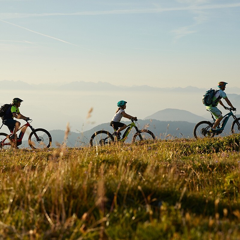 Mountain biking between the valley and the alpine pastures